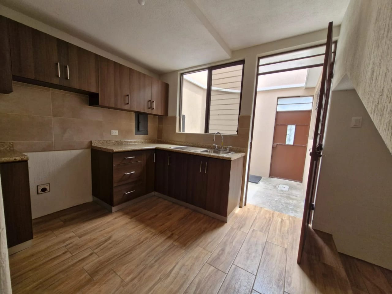 4 Casas en Alquiler, Ave. Hincapié zona 13 — foto 3 de 7